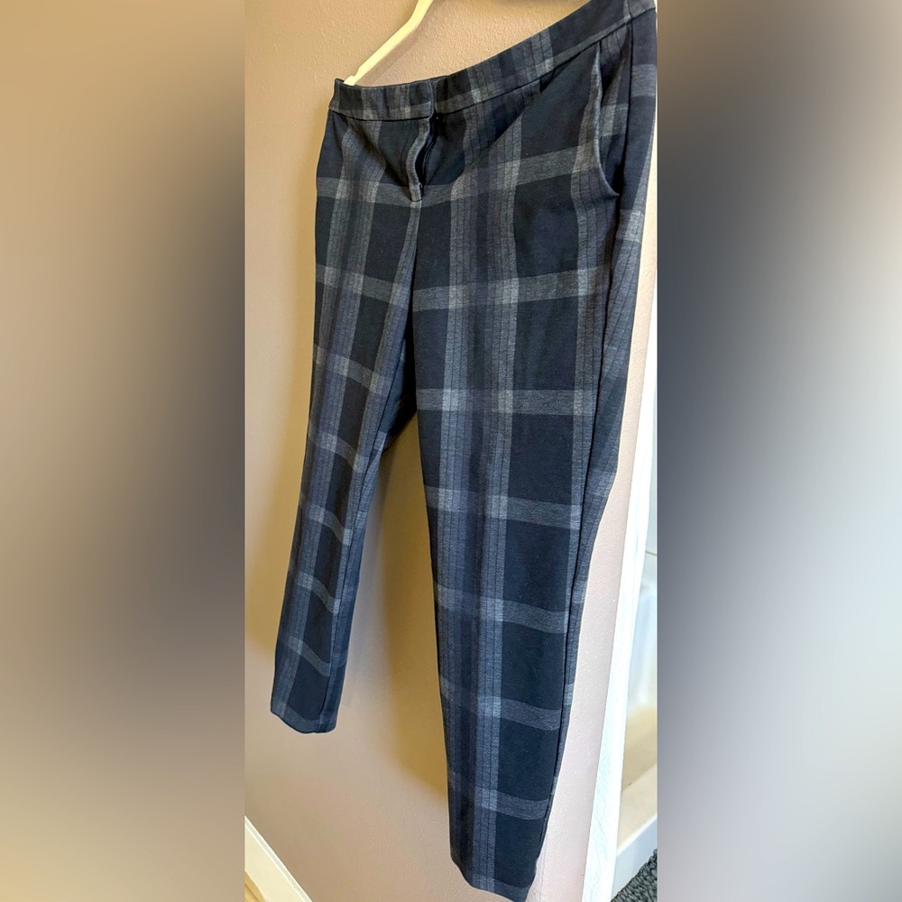 Women’s low rise Gray Plaid ankle length  Pants